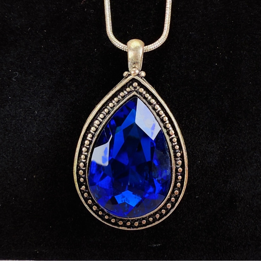 Beautiful vintage, gunmetal tone, blue reflective, pendant necklace